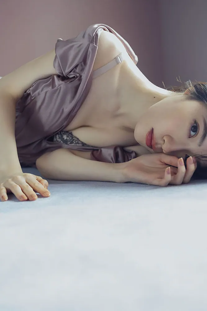 礒部花凛 1st写真集 私めく」 [タレント写真集] - KADOKAWA
